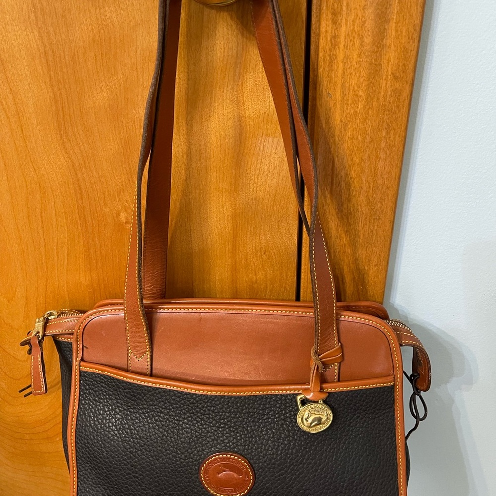 SOLD!!    Very nice Dooney & Bourke Navy/Tan Leather Pebble Grain Purse - Picture 2 of 8